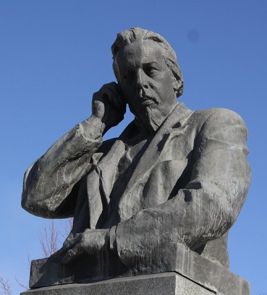 Памятник создателю радио А.С. Попову в Краснотурьинске